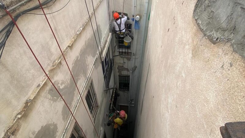 Rehabilitación de patio de luces en la calle Girona de Barcelona
