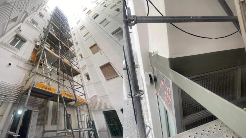 Instalación de andamio y refuerzo de vigas en patio de luces